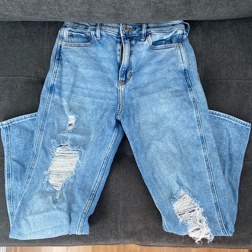 Size 1 Hollister ripped jeans